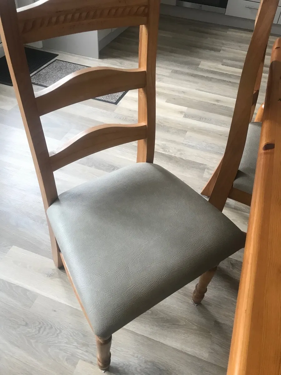 Table & chairs - Image 3
