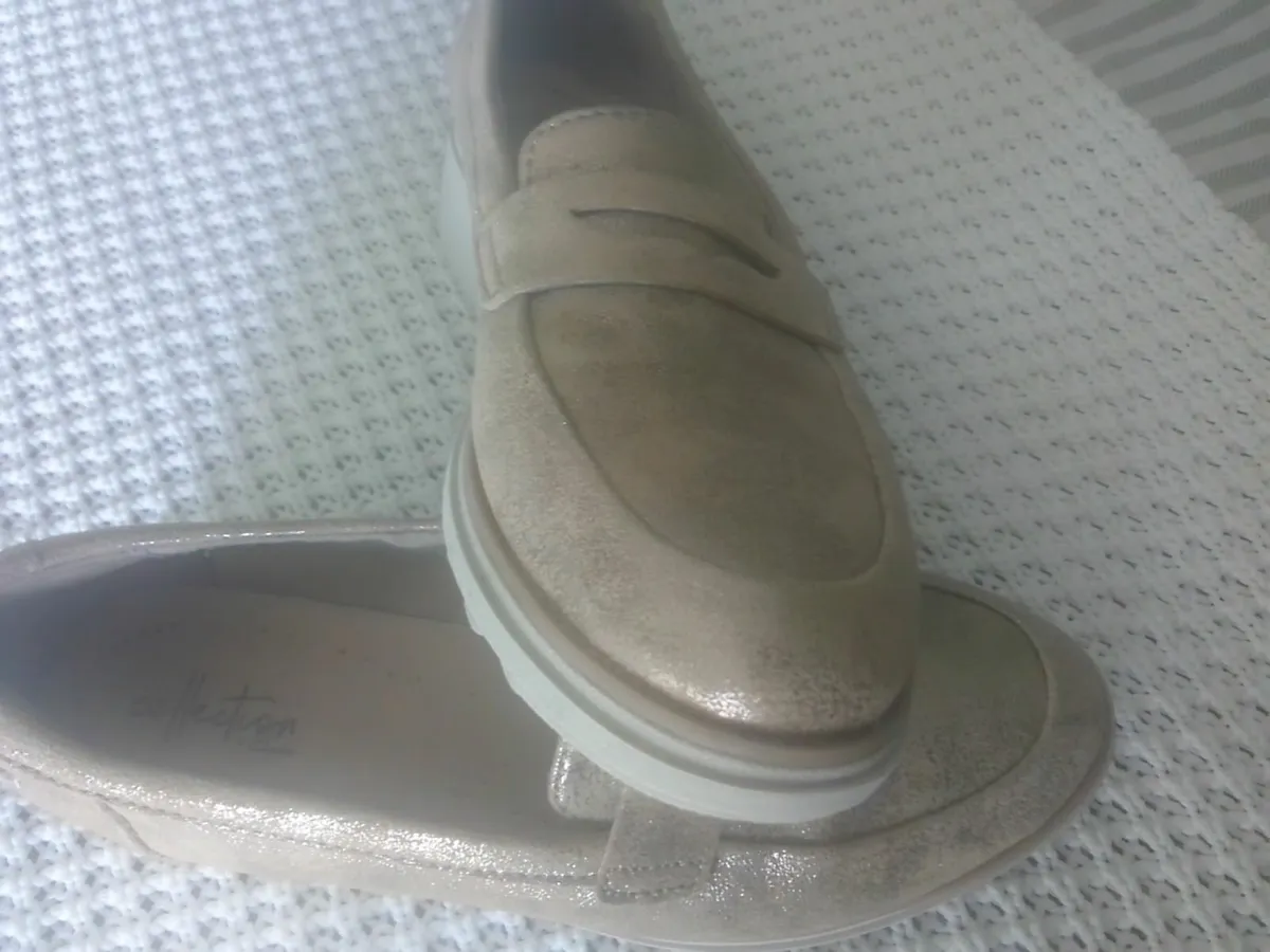 CLARKS GOLD LEATHER COMFORT LOAFERS SIZR SIZE 6 - Image 1