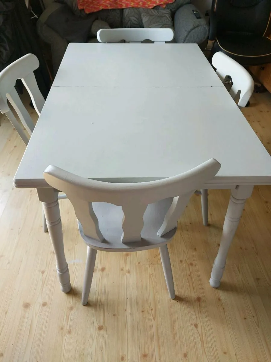 Extendable kitchen table €50 and chairs €20 - Image 1