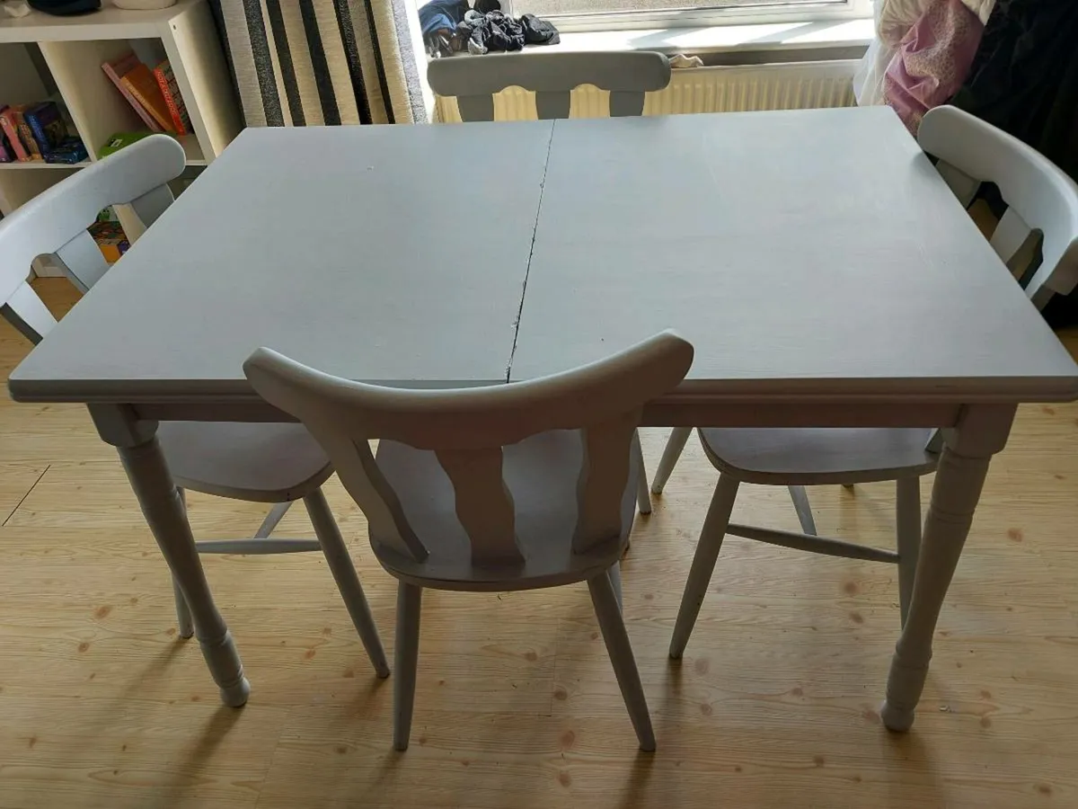 Extendable kitchen table €50 and chairs €20 - Image 2