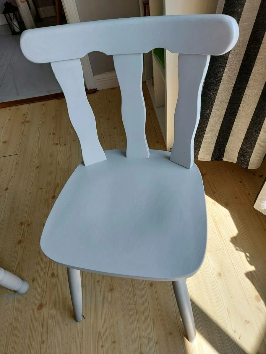 Extendable kitchen table €50 and chairs €20 - Image 3