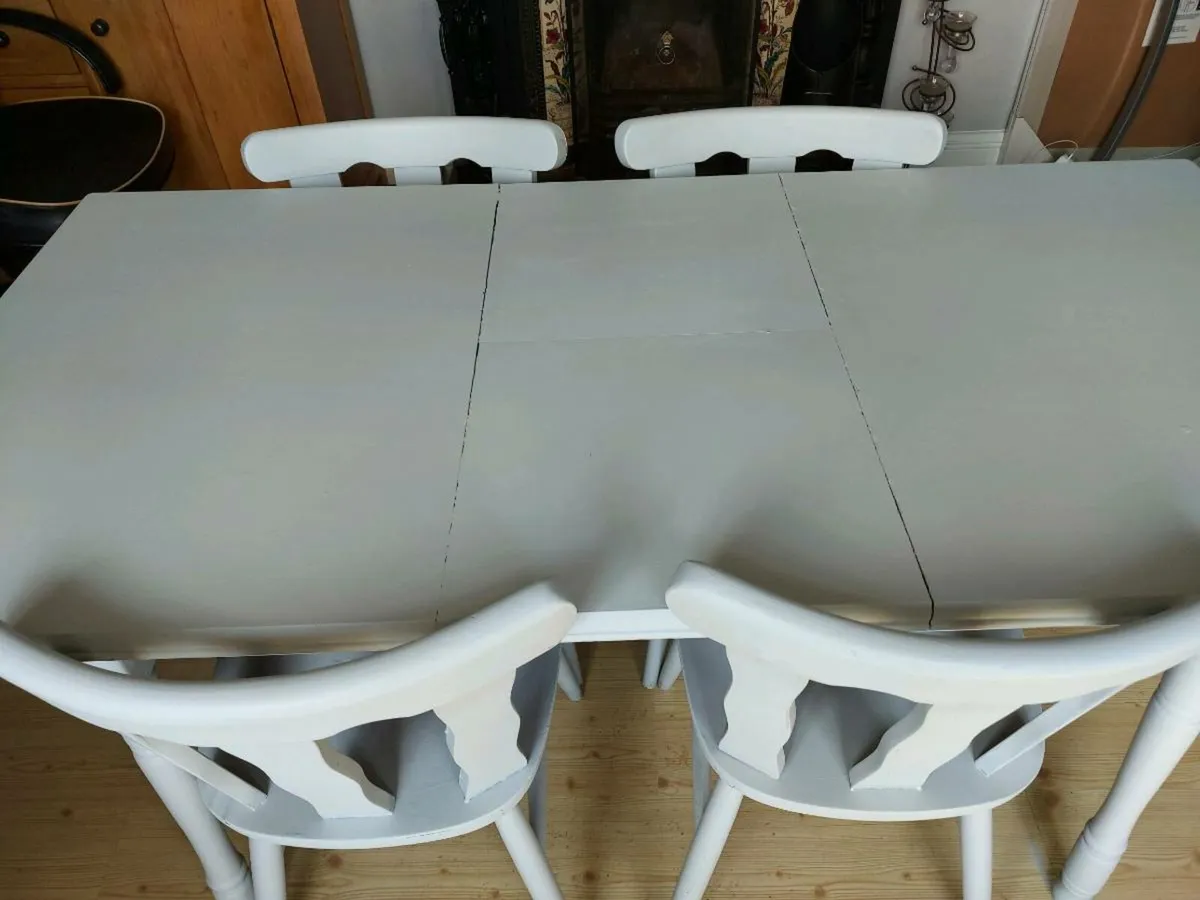 Extendable kitchen table €50 and chairs €20 - Image 4
