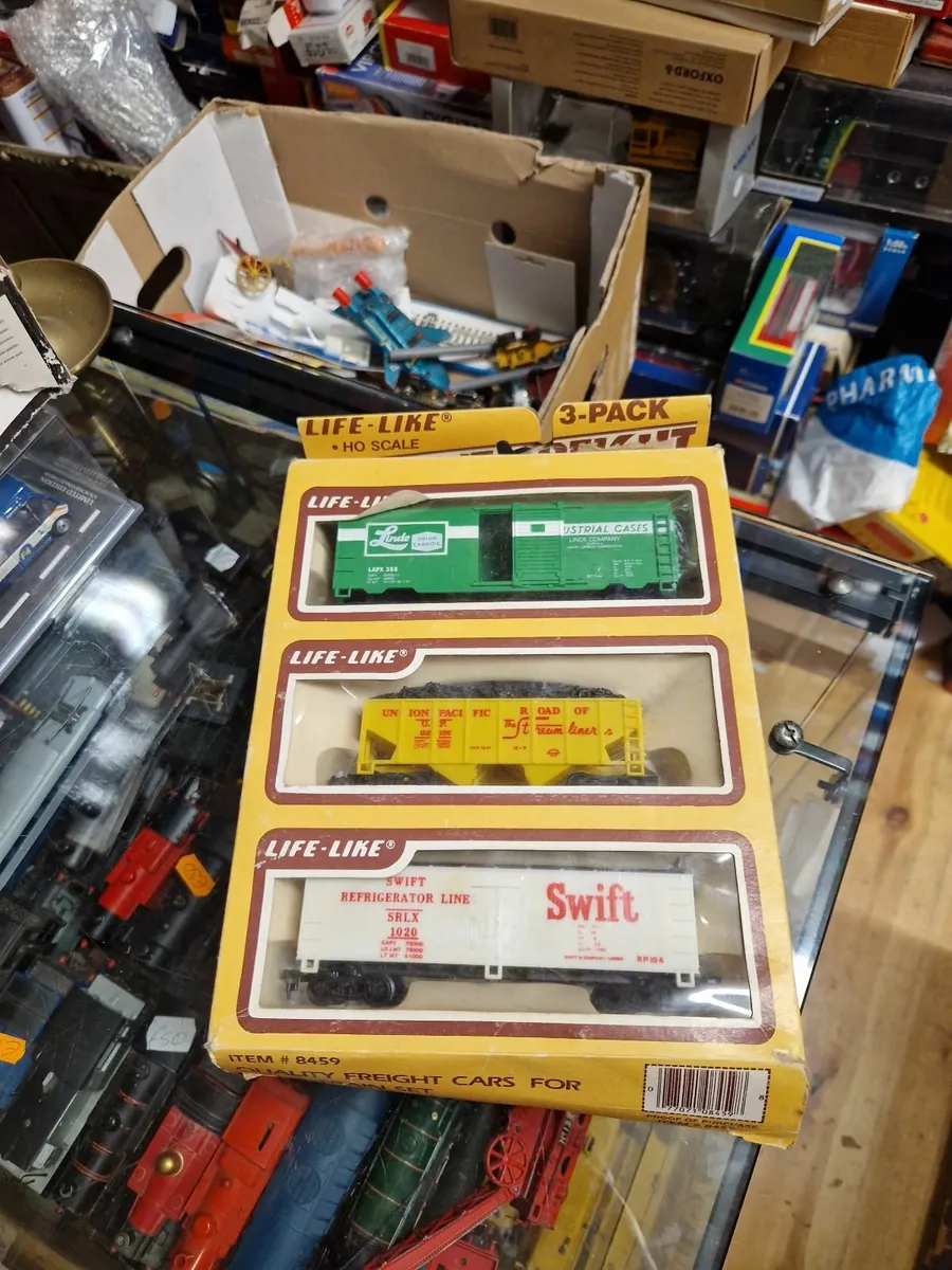 Hornby Lifelike American Wagon Set - Image 1