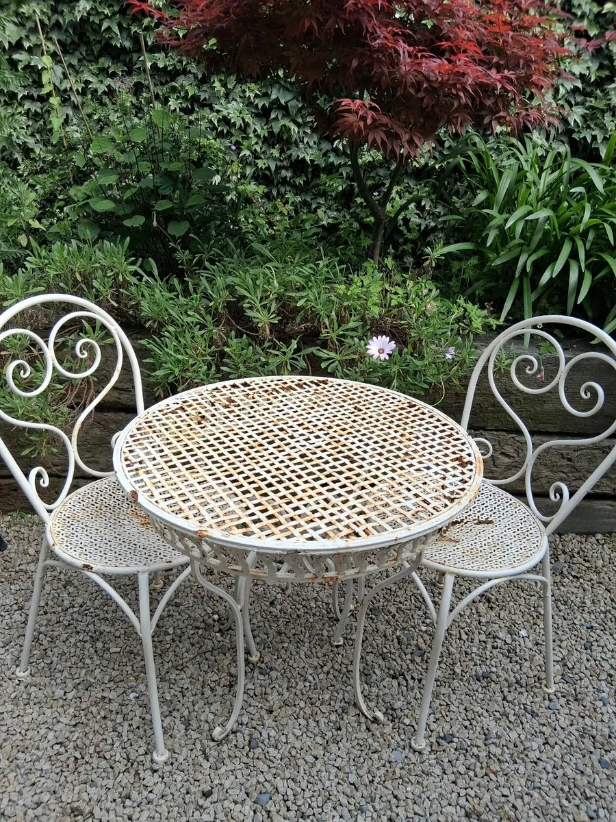 Free -Vintage look/Shabby chic garden table/chairs
