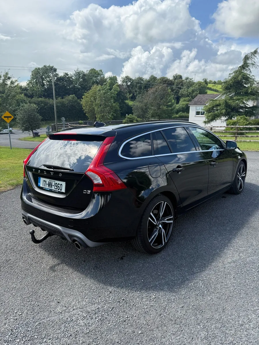 2017 Volvo v60 R-design - Image 3