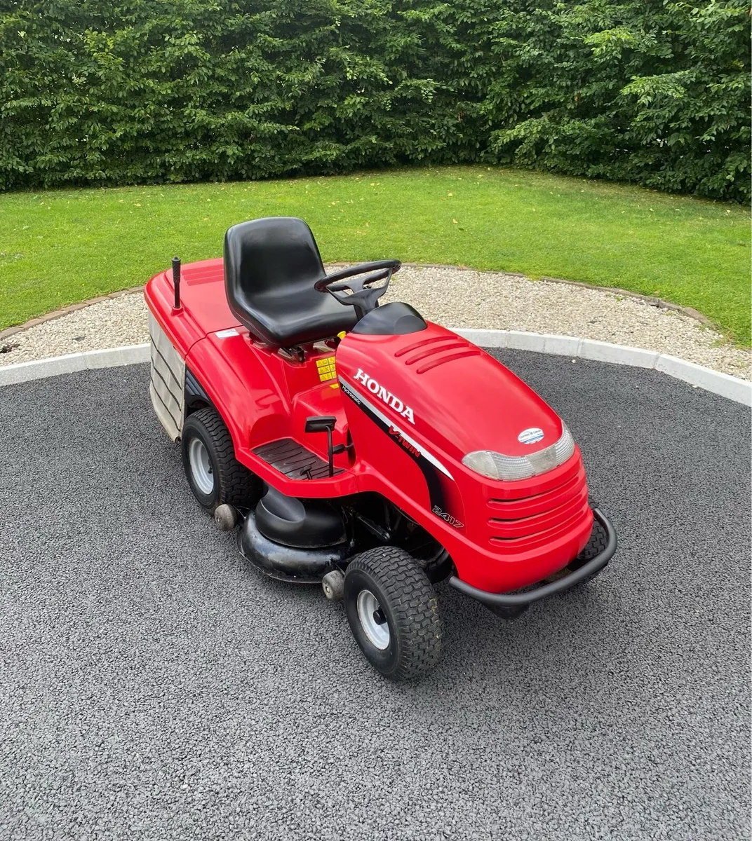 Honda 2417 ride on - Image 1