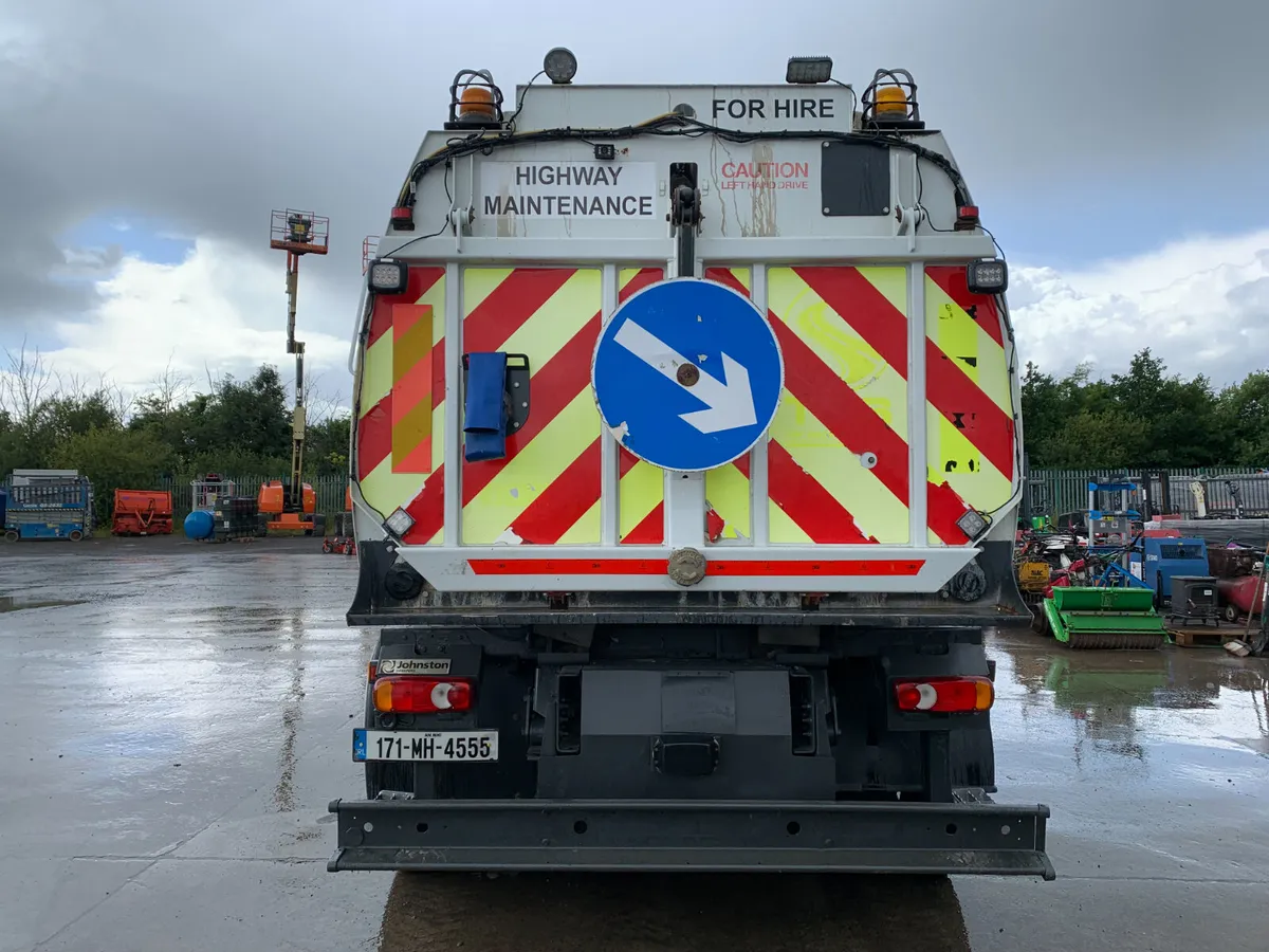 2017 IVECO 150-220 DUAL SWEEP ROAD SWEEPER FOR AUC - Image 4