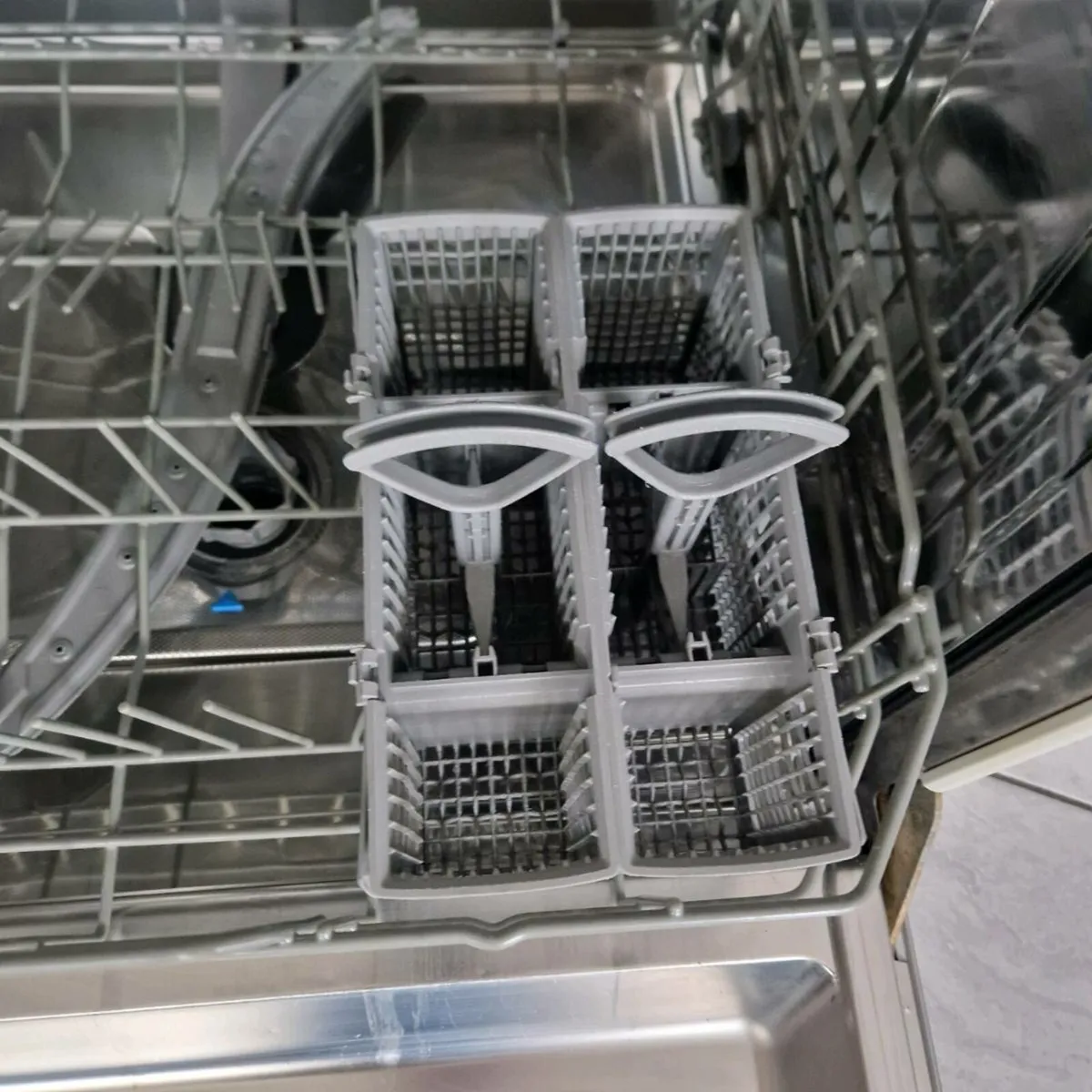 Dishwasher - Image 2