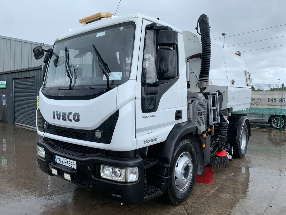 2017 IVECO 150-220 DUAL SWEEP ROAD SWEEPER FOR AUC - Image 1