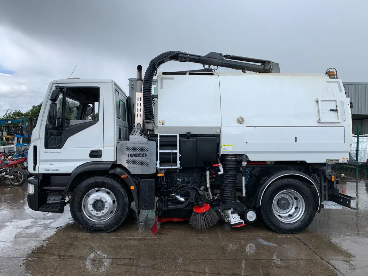 2017 IVECO 150-220 DUAL SWEEP ROAD SWEEPER FOR AUC - Image 2