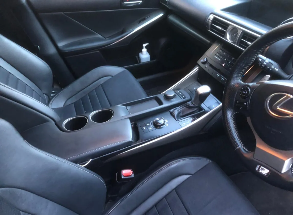 Lexus IS300h F sport - Image 3