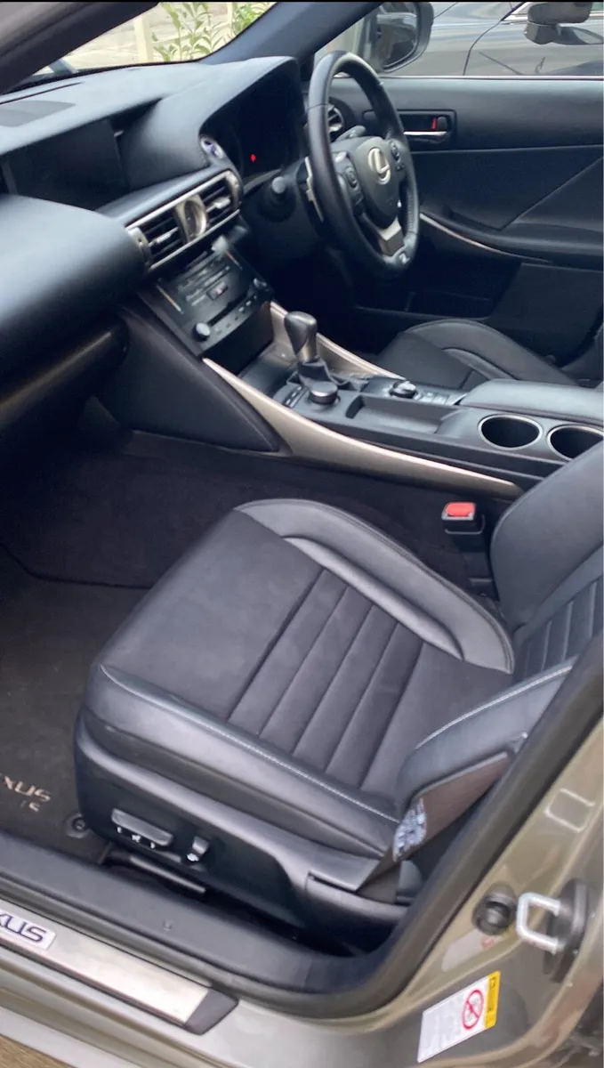Lexus IS300h F sport - Image 4