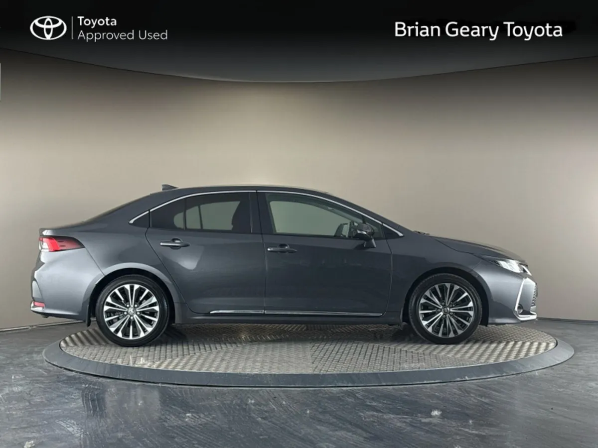 Toyota Corolla HYBRID LUNA SPORT SALOON - Image 3