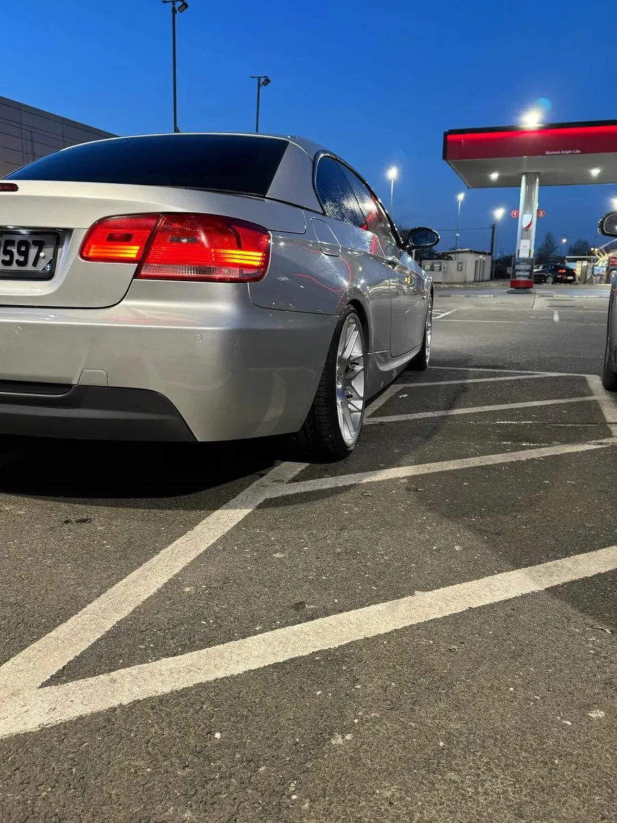BMW 3-Series 2009 - Image 2