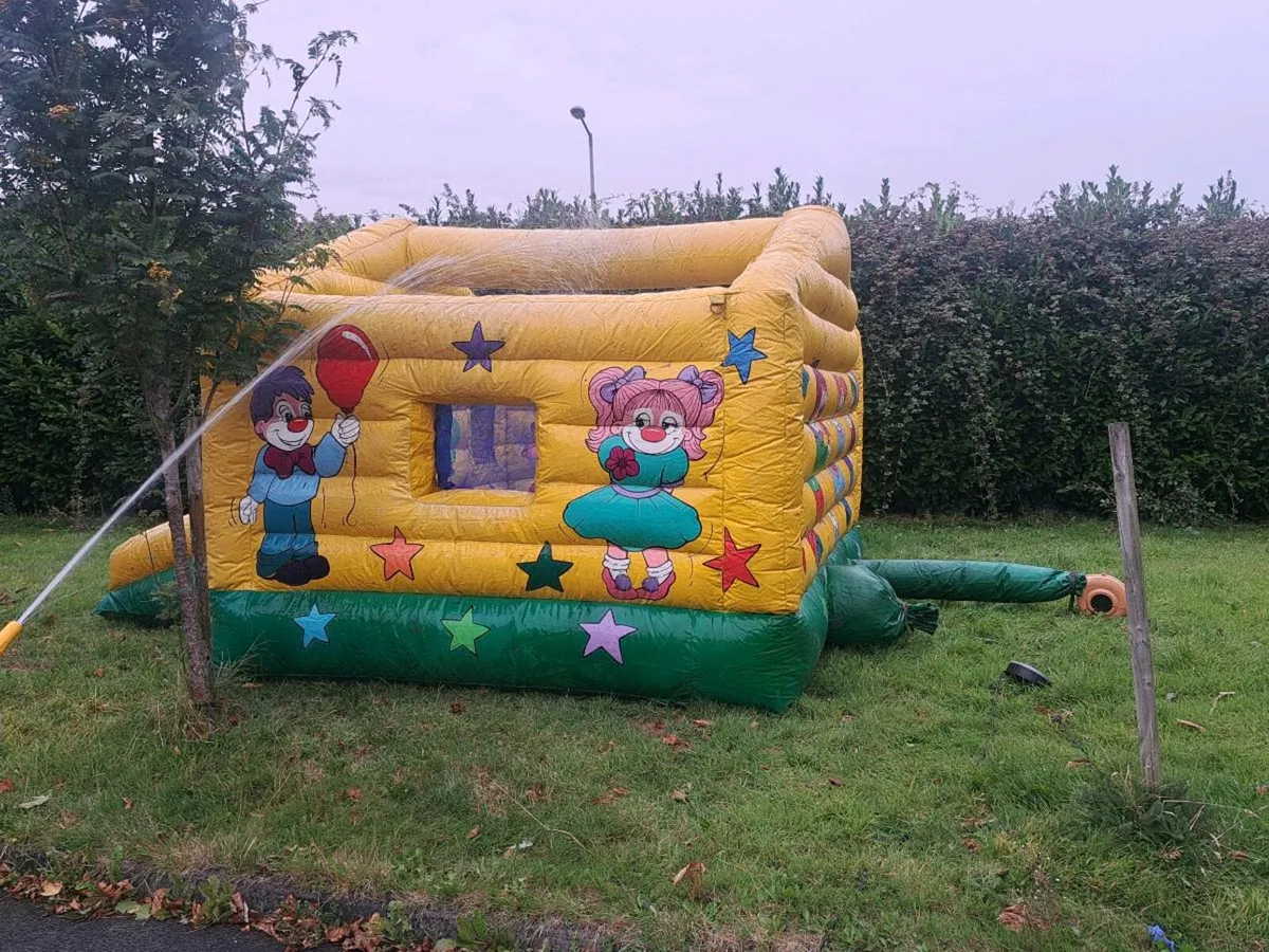 Bouncy castle - Image 2