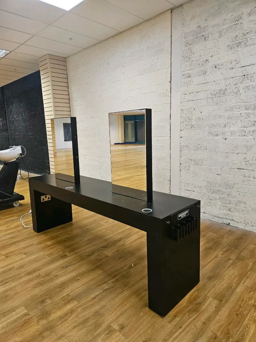 Styling Station Barber / Hairdressers Salon - Image 3