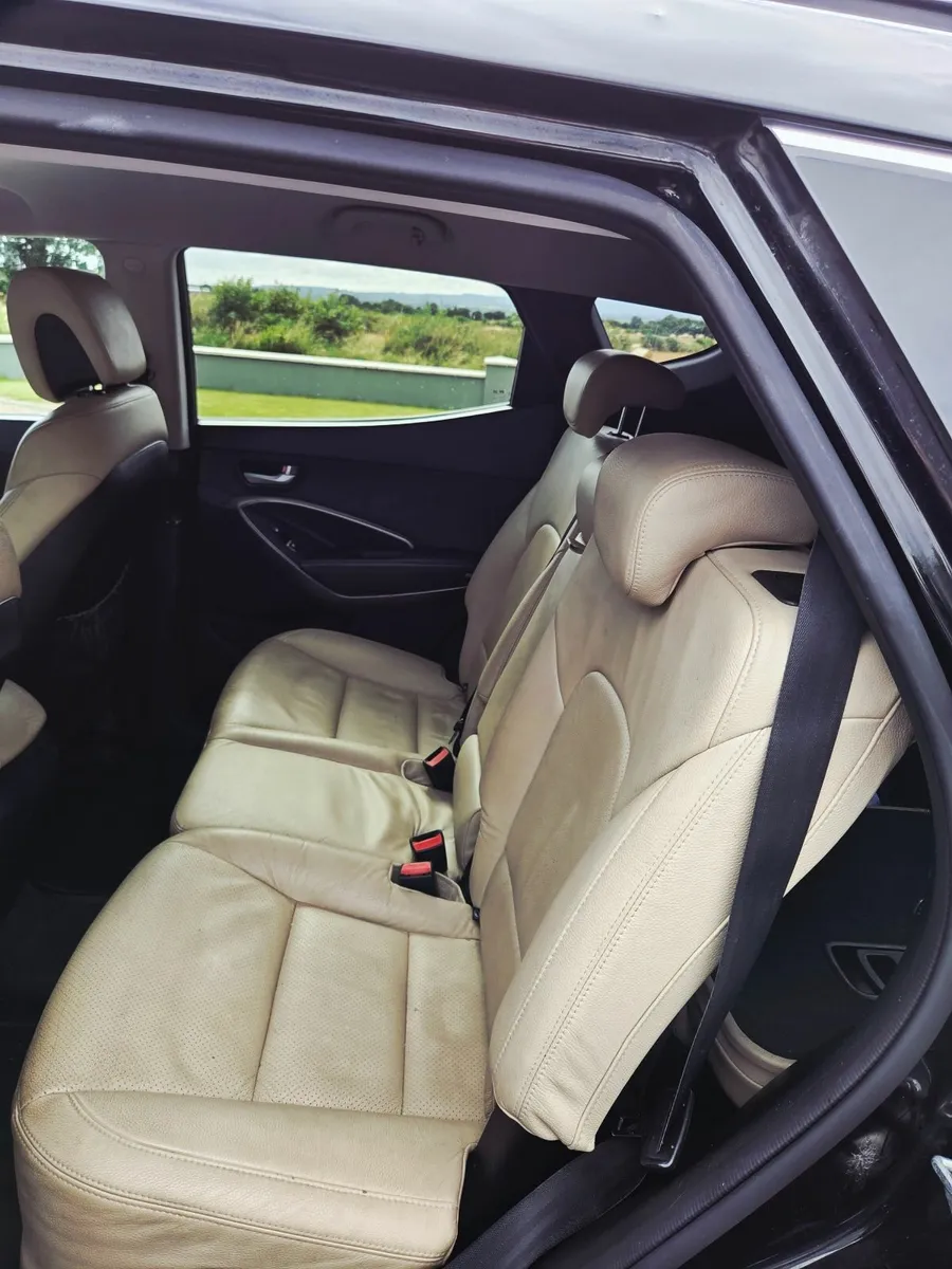 Hyundai Santa Fe 2016 4X4  Executive Plus  4 WD - Image 3