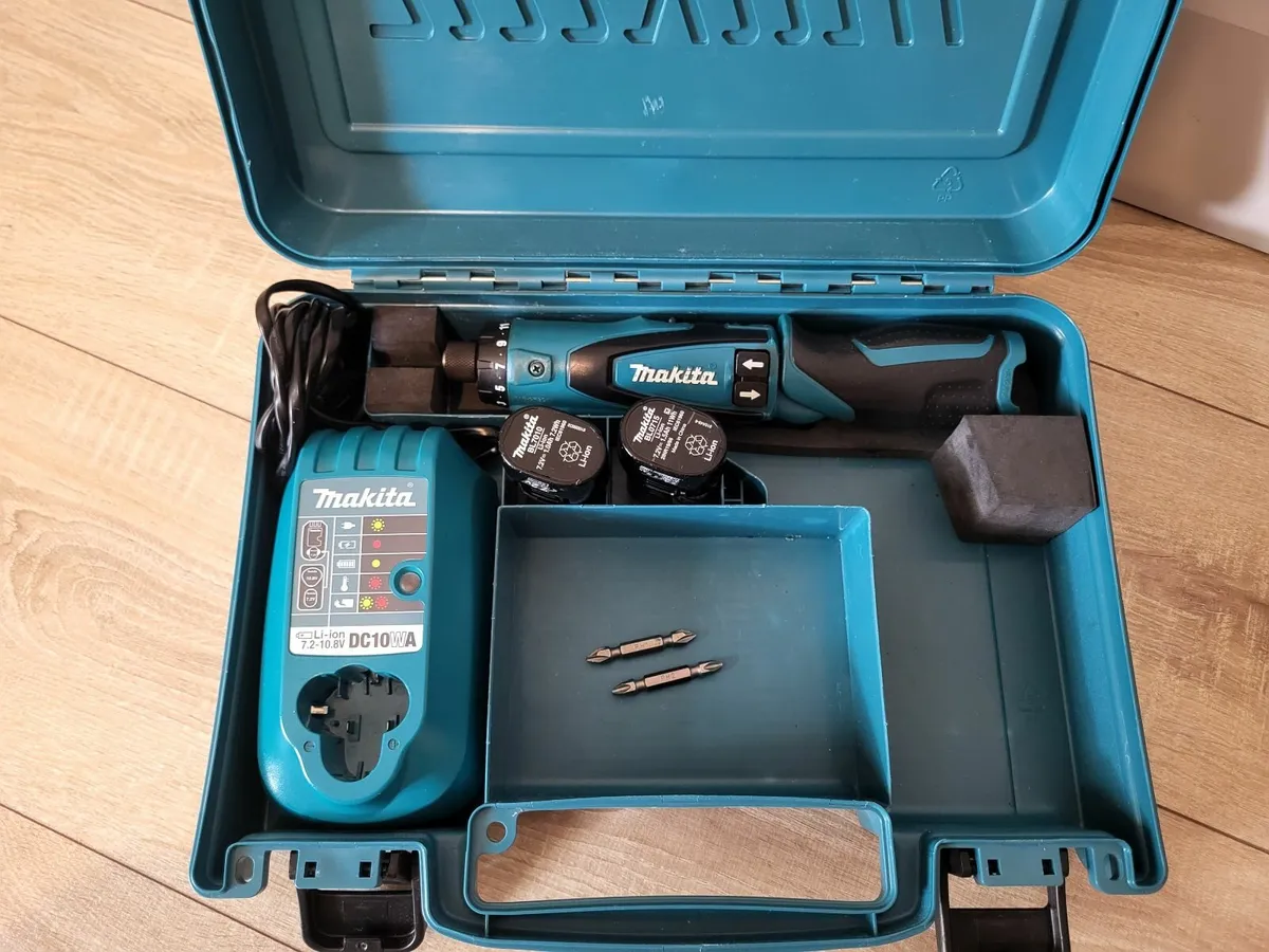 Makita DF010D, electrical screwdriver set. - Image 1