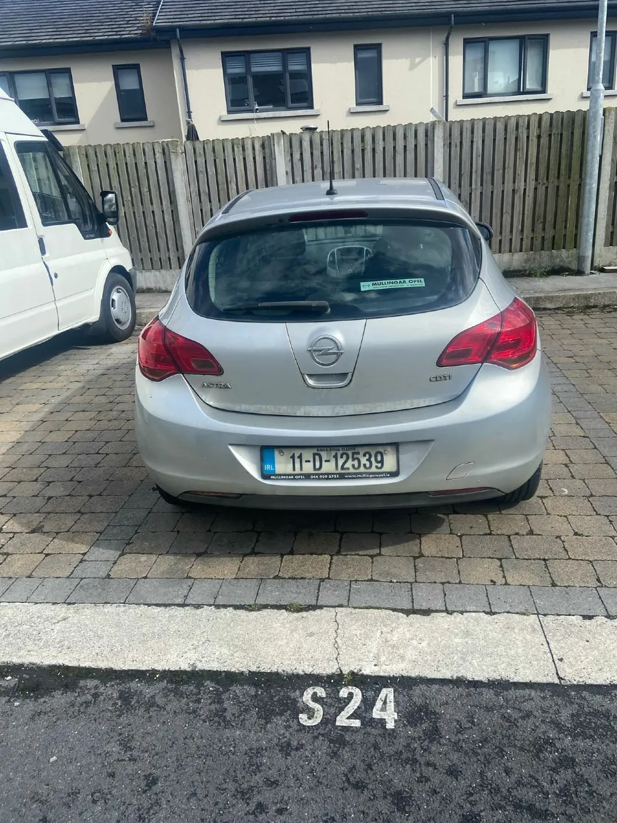 Opel Astra 2011 - Image 1