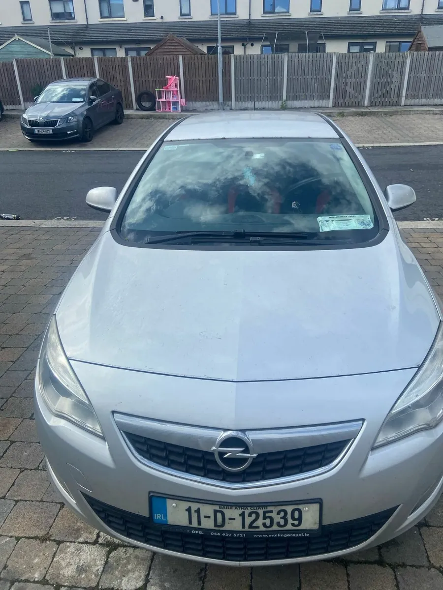 Opel Astra 2011 - Image 2