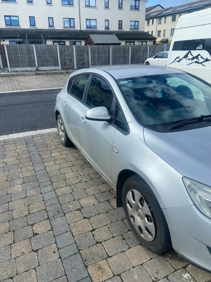 Opel Astra 2011 - Image 3