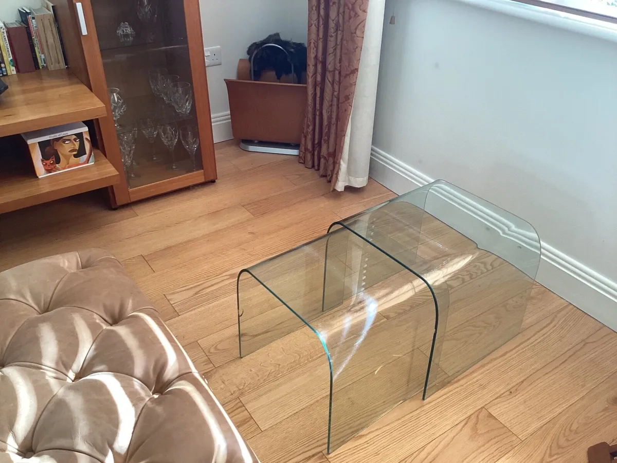Nest of glass tables - Image 3