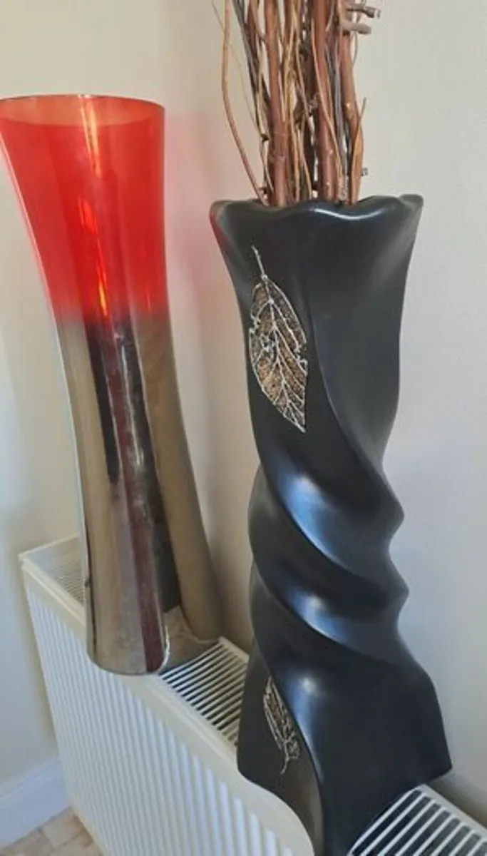 Black vase with lights and twigs - Image 4