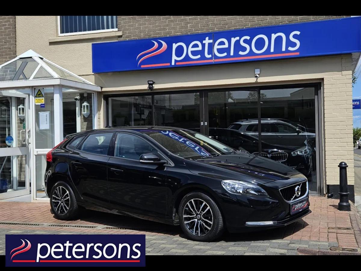 Volvo V40 D2 MOMENTUM EDITION 5DR - LOW MILEAGE - Image 1