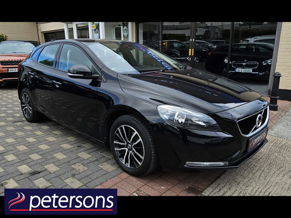 Volvo V40 D2 MOMENTUM EDITION 5DR - LOW MILEAGE - Image 3