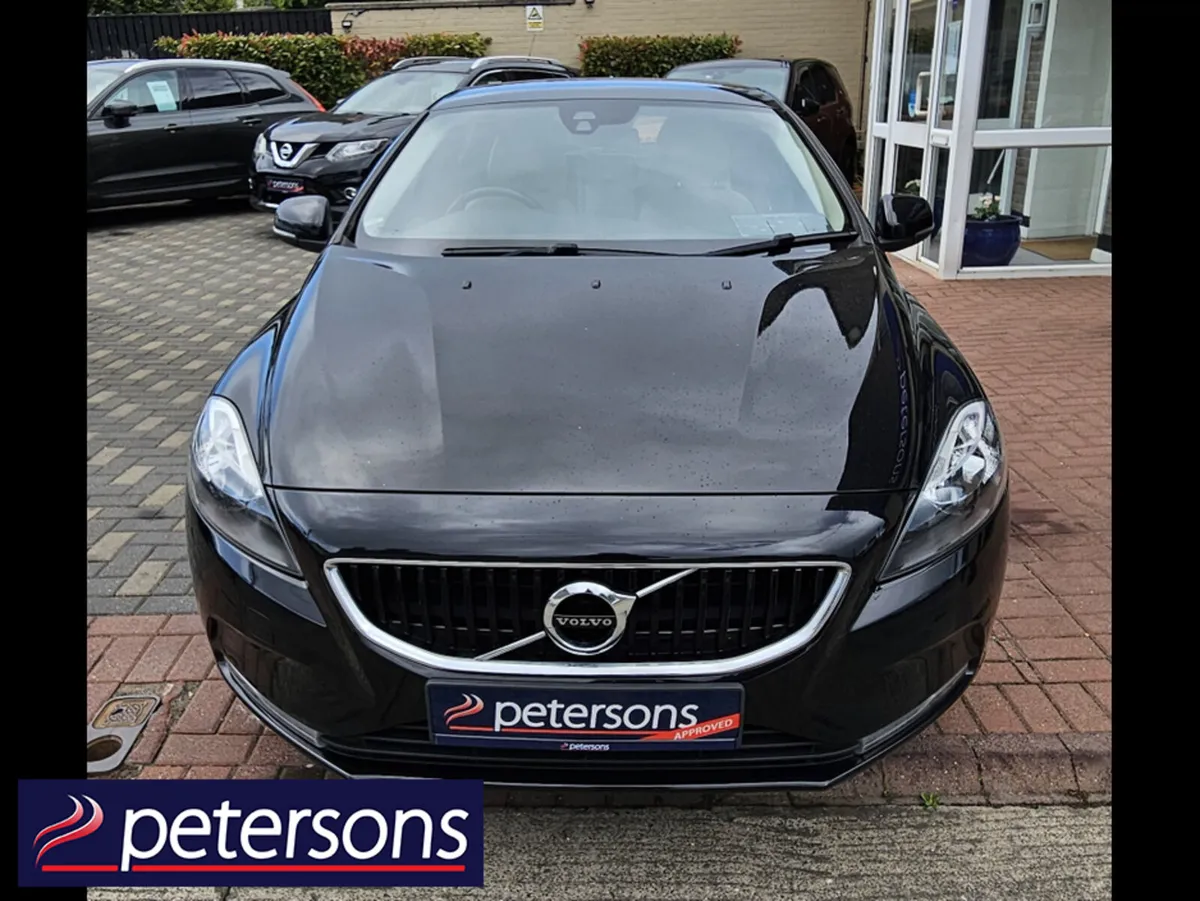Volvo V40 D2 MOMENTUM EDITION 5DR - LOW MILEAGE - Image 4