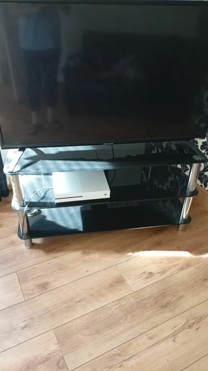 TV, TV stand and xbox 1 console with controller - Image 2
