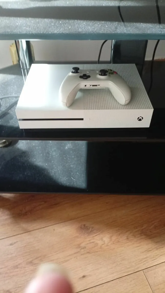 TV, TV stand and xbox 1 console with controller - Image 4