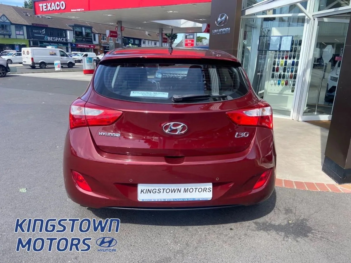 Hyundai i30 Deluxe 5DR - Image 4