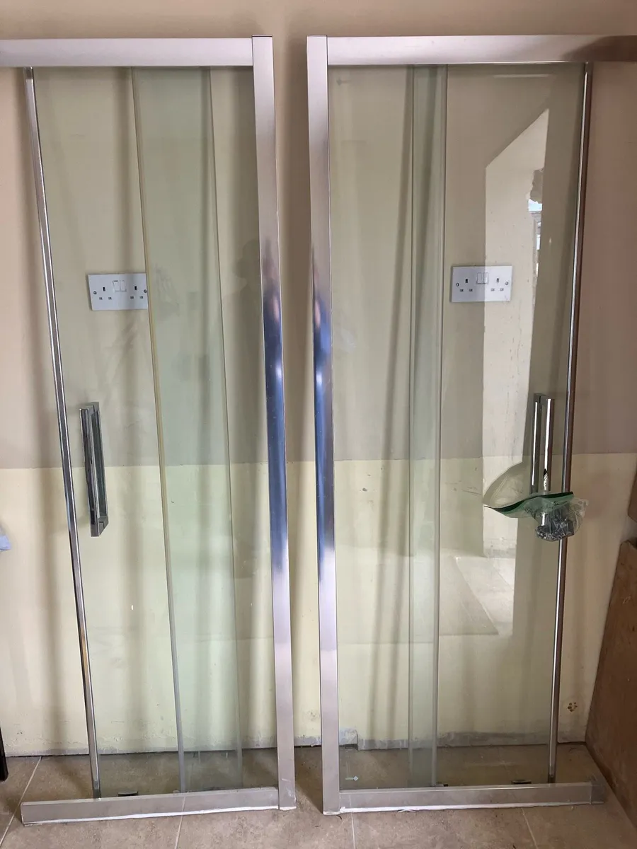 Sliding glass shower doors