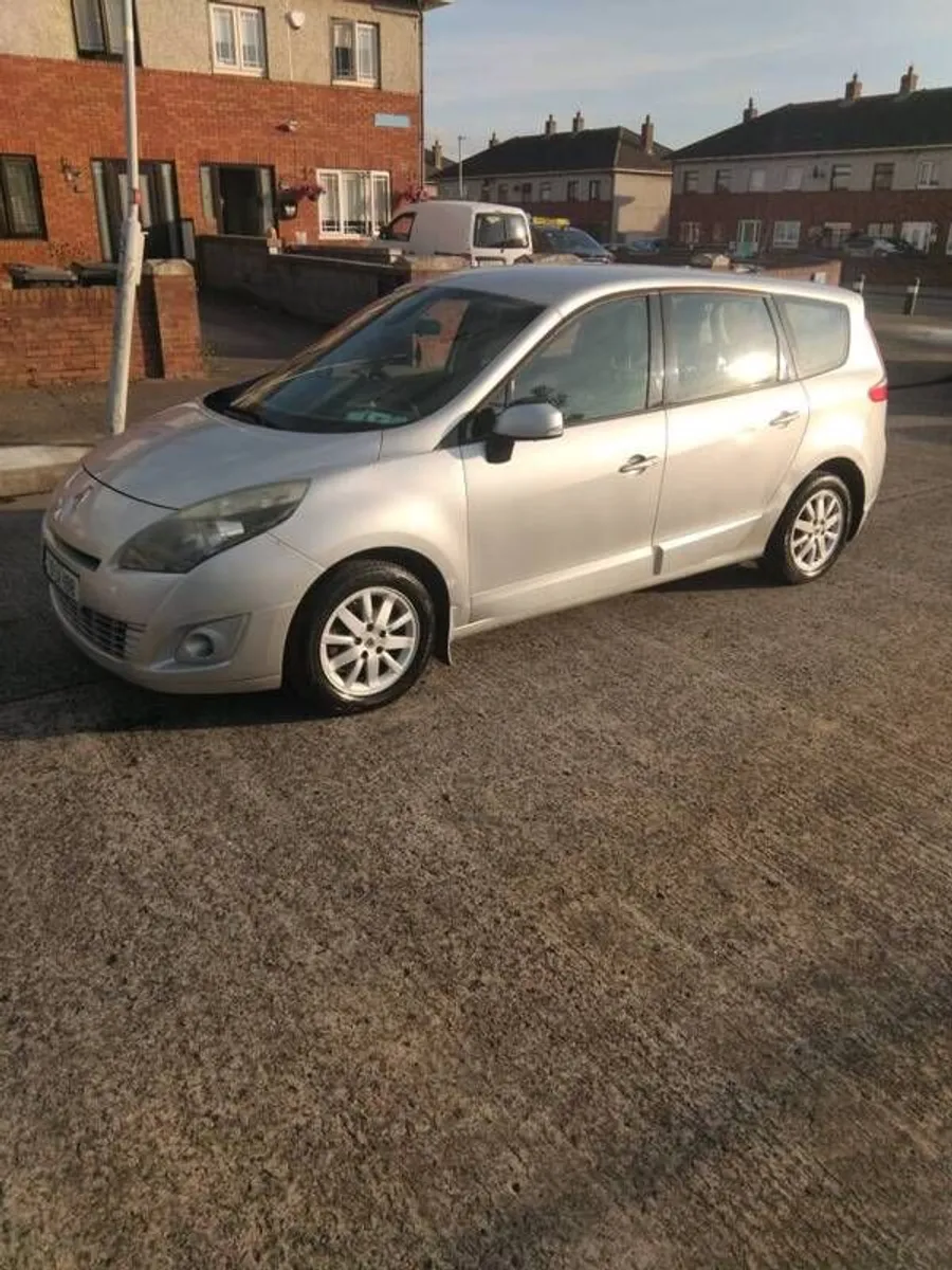 2010 Renault Grand Scenic - Image 1