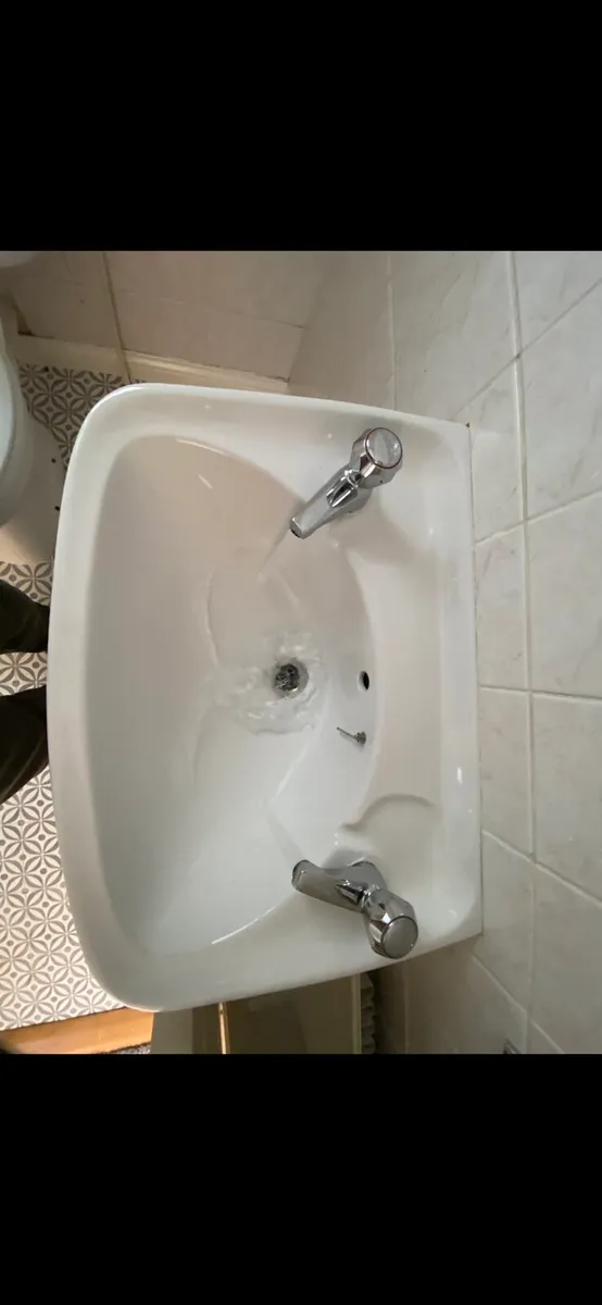 Sink complete with pedestal - Image 2