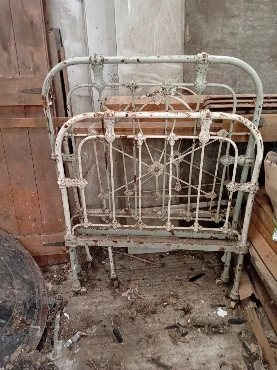 Antique head and base sets and furniture - Image 1