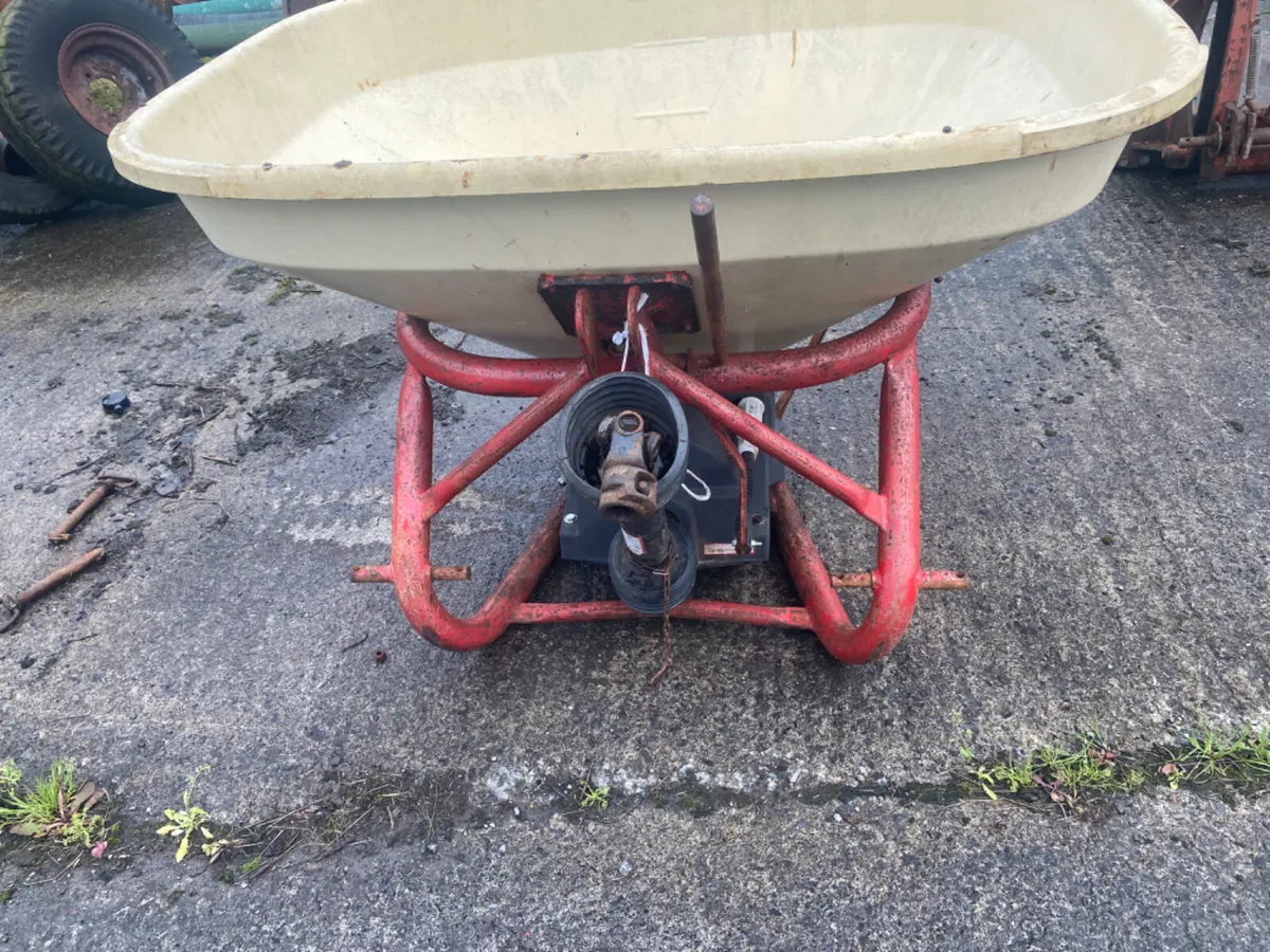 Vicon fertiliser spreader - Image 1