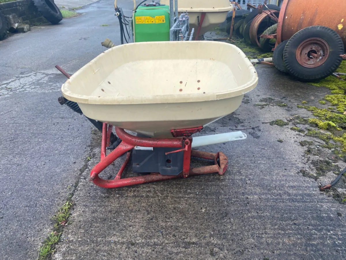 Vicon fertiliser spreader - Image 4