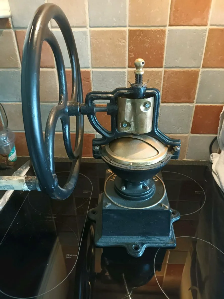 Antique coffee grinder - Image 4