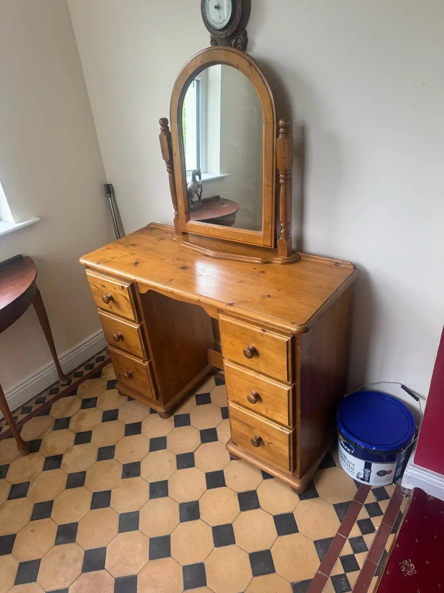 Dressing table - Image 1
