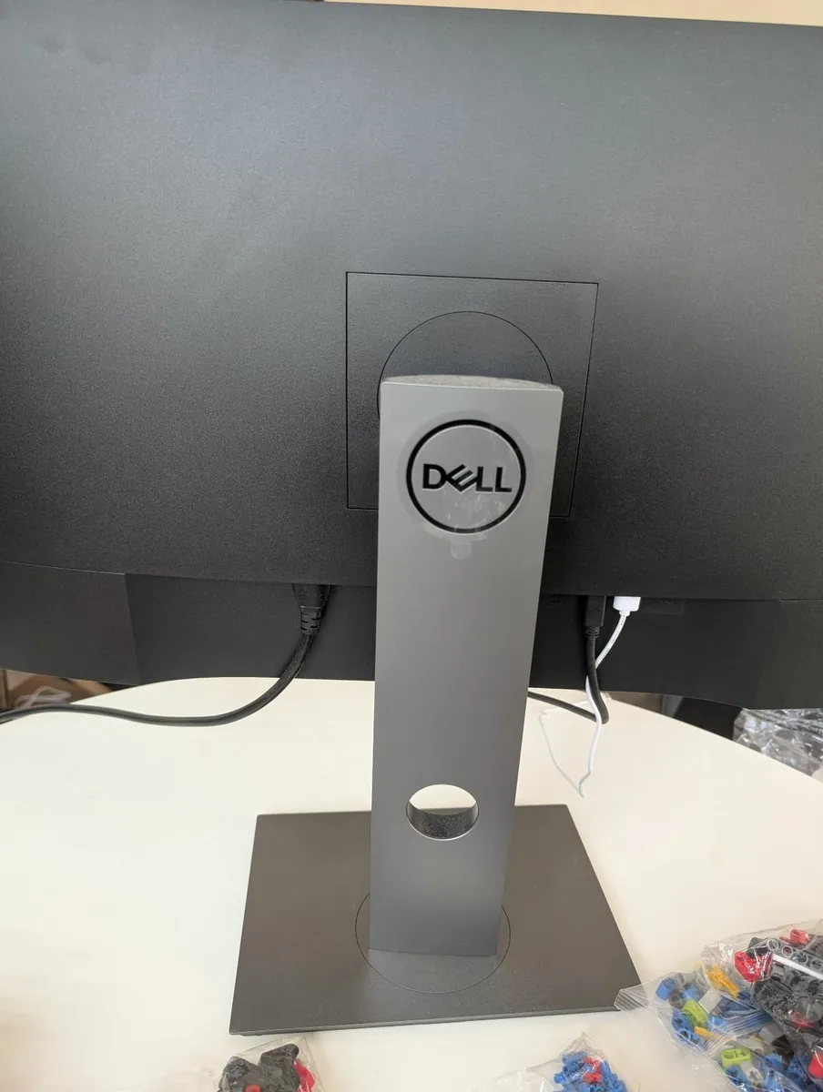 Dell P2720D 27 Inch Monitor - Image 3