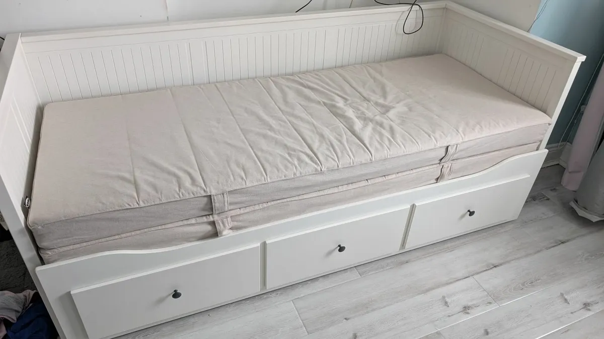 Bed - Image 1