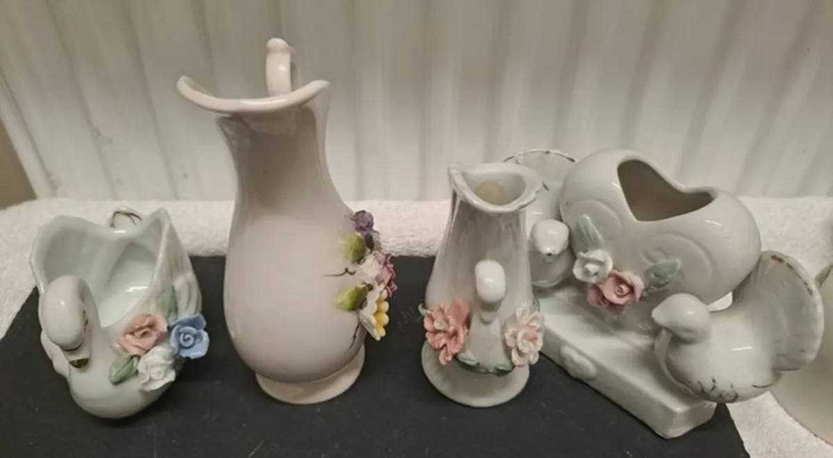 4 floral decorated vases - Image 2