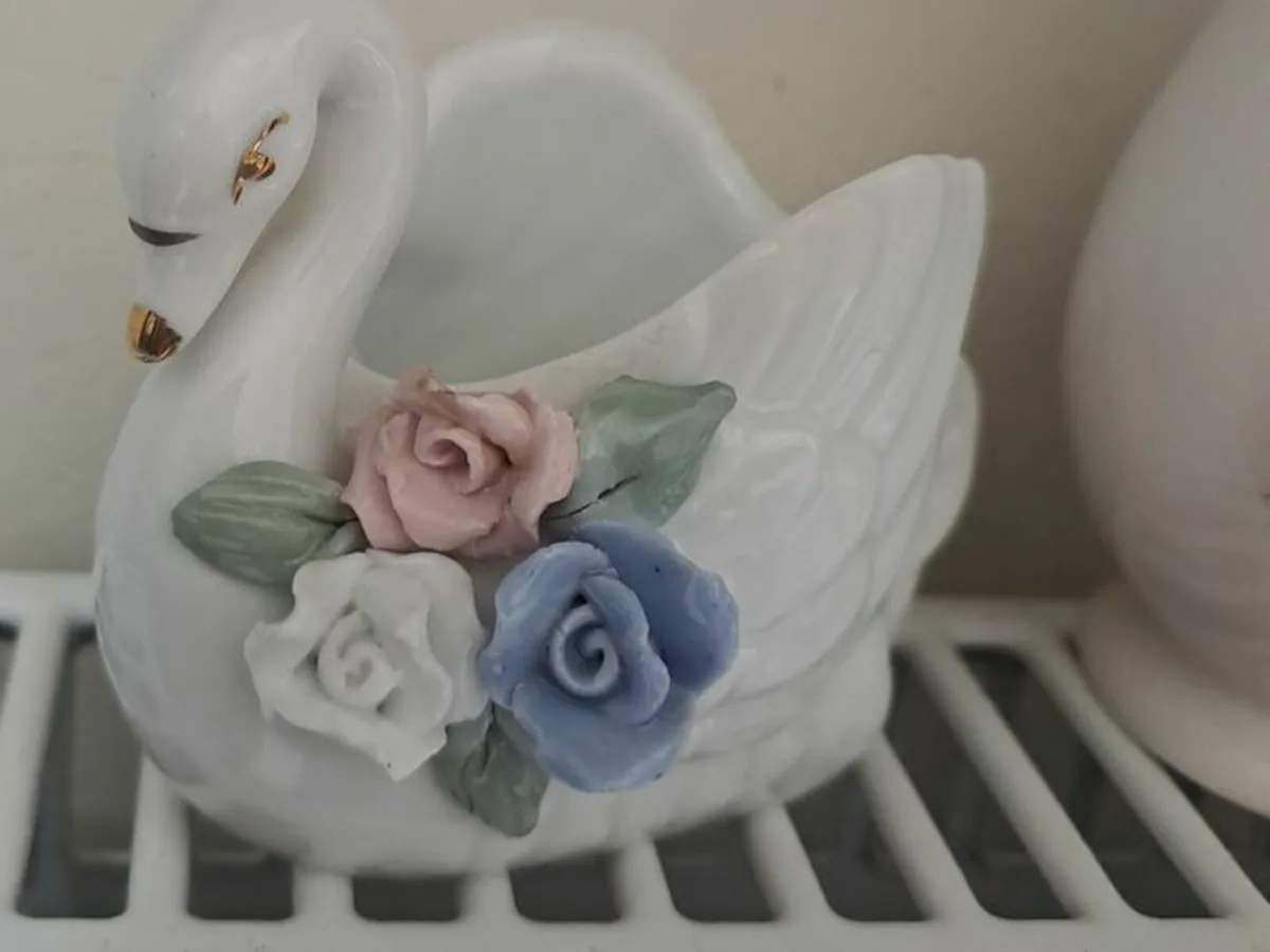 4 floral decorated vases - Image 4
