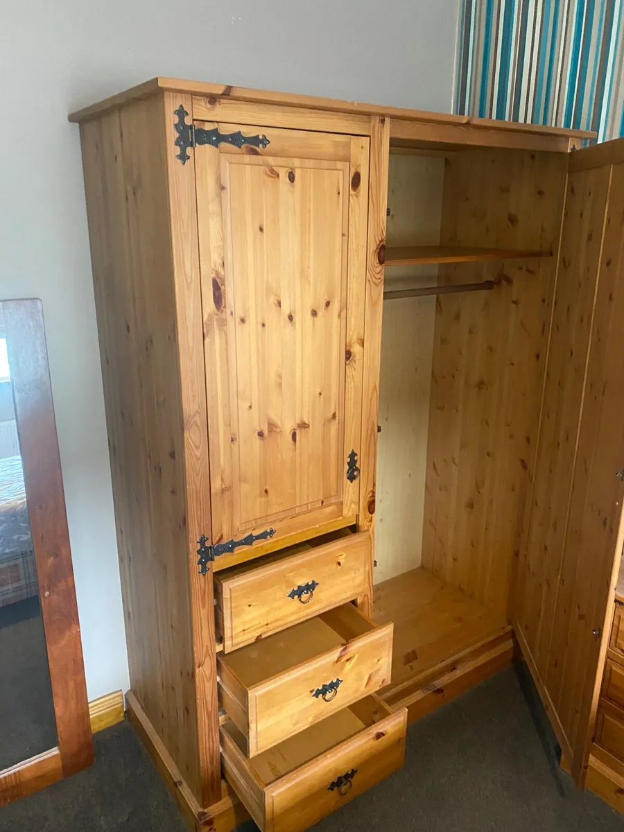 Wardrobe & matching lockers - Image 3