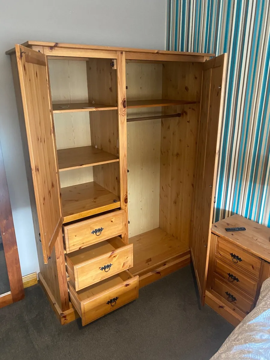 Wardrobe & matching lockers - Image 4