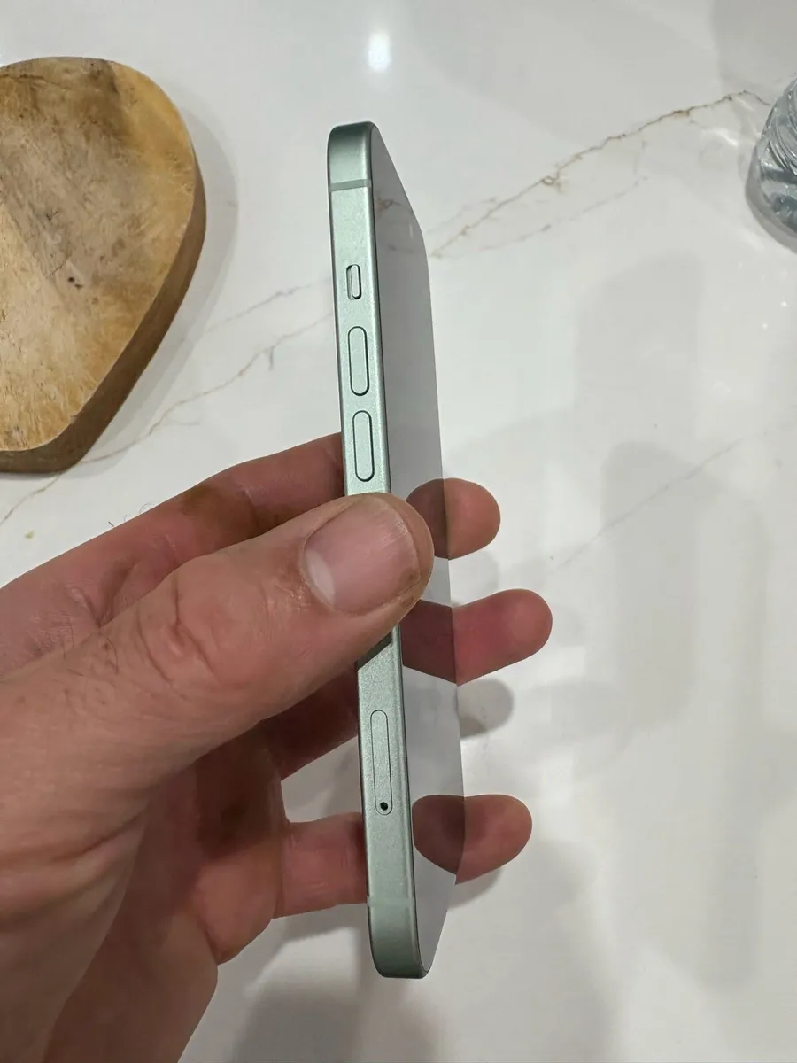 iPhone 15 - Image 2