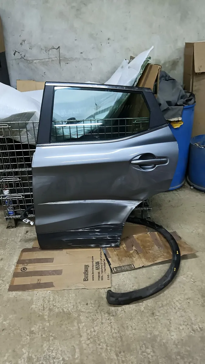 Car door - Image 1
