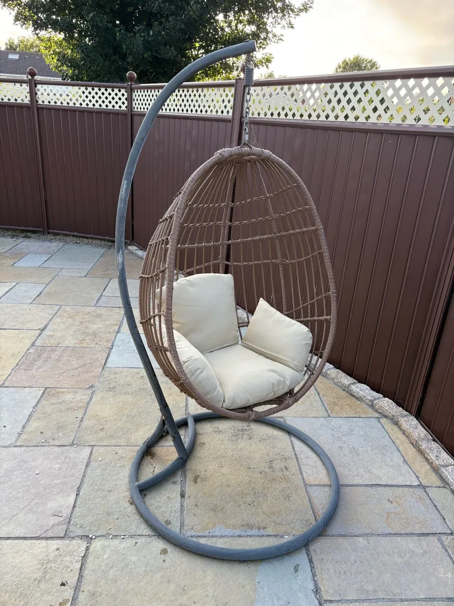 Hanging rattan egg chair - Image 1